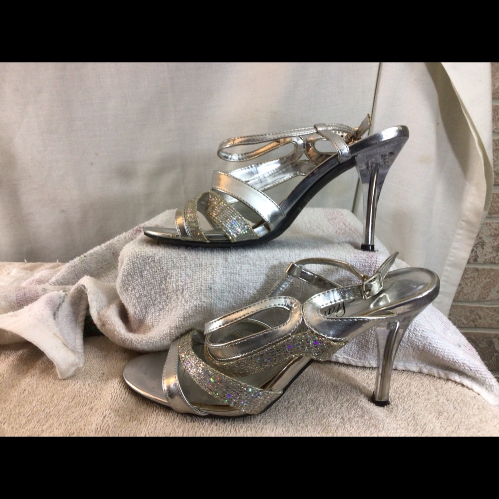 Cute Woman’s Sz 6W STATUES Silver Bling Stilettos
